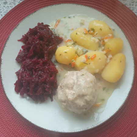 pulpet w sosie śmietanowo-koperkowym