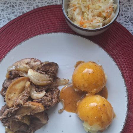 wątróbka z jabłkiem i cebulą