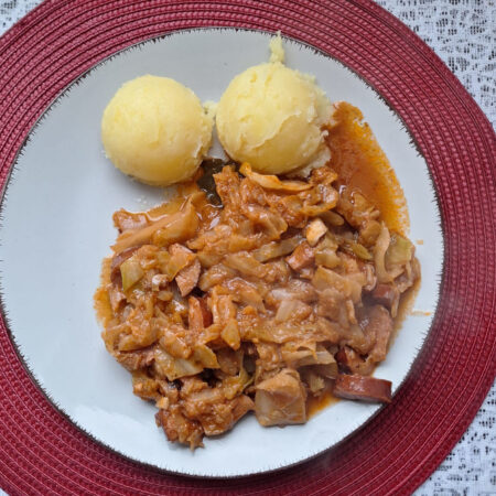Bigos z kiełbasą i ziemniakami Bigos z kiełbasą i ziemniakami