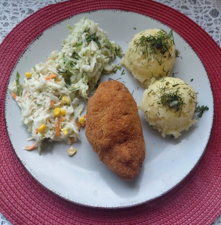 Roladka z kurczaka z masłem, serkiem i koperkiem