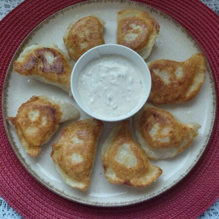 Danie dnia: podsmażane pierogi ruskie z sosem czosnkowym Podsmażane pierogi ruskie z sosem czosnkowym – danie dnia