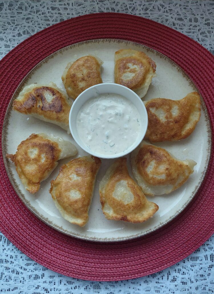 Podsmażane pierogi ruskie z sosem czosnkowym – danie dnia