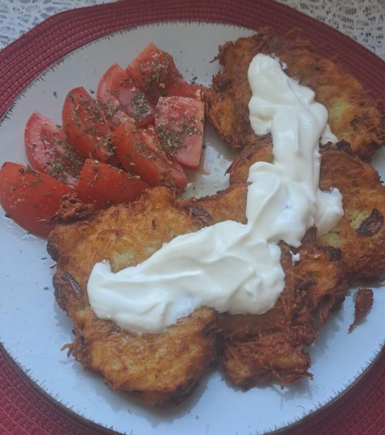 Placki ziemniaczane ze śmietaną (4 szt.) + zupa dnia Placki ziemniaczane ze śmietaną 4 sztuki + zupa dnia – stałe menu