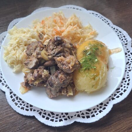 Wątróbka z cebulką + zupa dnia – zestaw obiadowy Wątróbka z cebulką w zestawie z zupą dnia – stałe menu