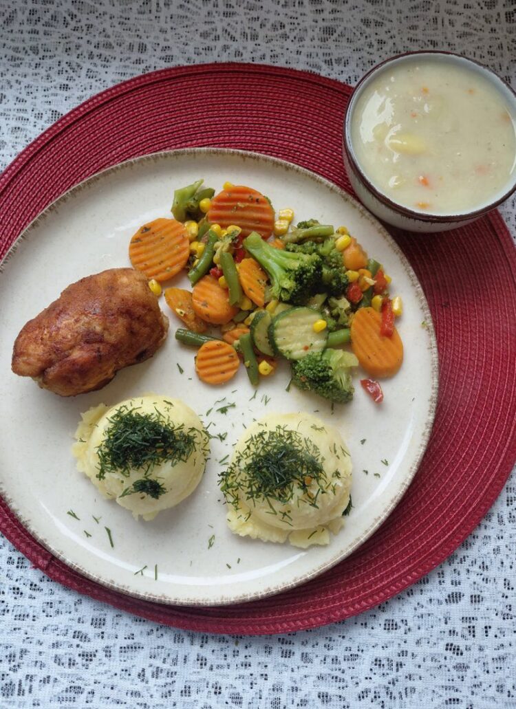 Zestaw dnia: dewolaj z serkiem, masłem i koperkiem + zupa dnia Zestaw dnia – dewolaj z kurczaka z serkiem topionym, masłem i koperkiem, ziemniaki, warzywa i zupa dnia