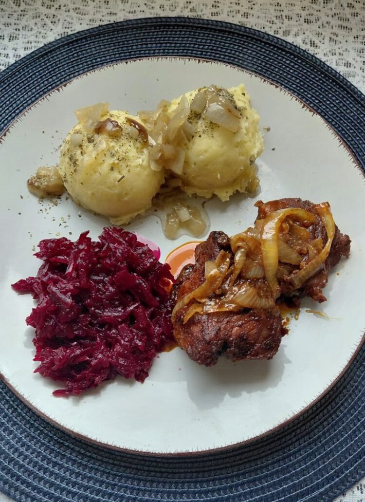 Karkówka pieczona z cebulą z ziemniakami, buraczkami i zupą dnia – zestaw dnia
