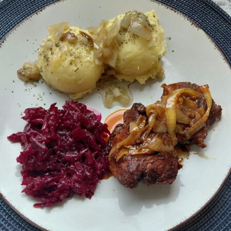 Zestaw dnia: łopatka pieczona z cebulą + zupa dnia Łopatka pieczona z cebulą z ziemniakami, buraczkami i zupą dnia – zestaw dnia