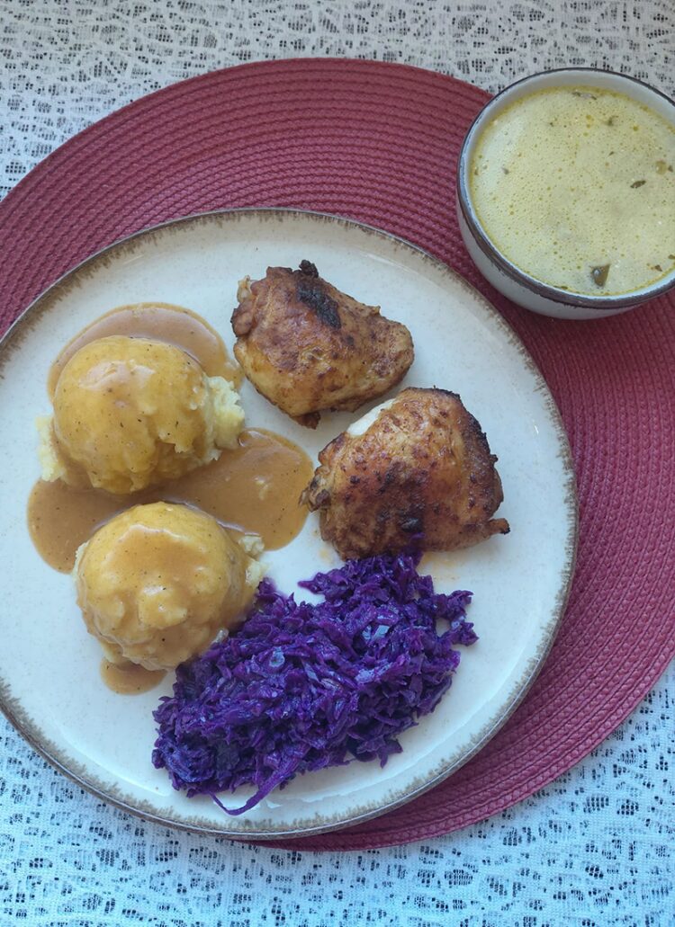 Podudzia z kurczaka 2 sztuki z ziemniakami, sosem, surówką i zupą dnia – zestaw dnia