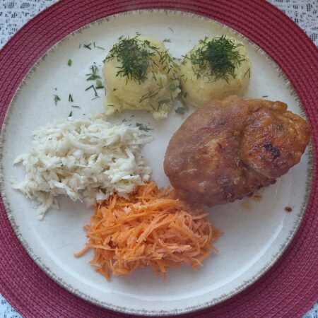 Zestaw dnia: dewolaj z serkiem, ziemniakami i surówkami + zupa dnia Dewolaj z kurczaka z serkiem, masłem i koperkiem z ziemniakami, surówkami i zupą dnia – zestaw dnia