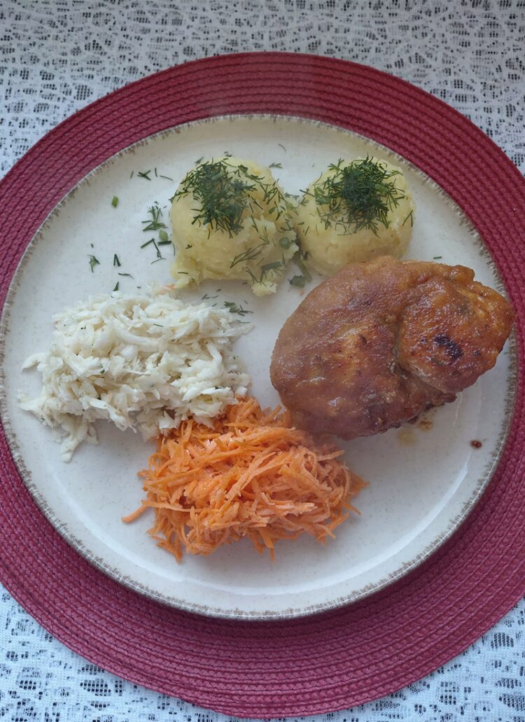 Zestaw dnia: dewolaj z serkiem, ziemniakami i surówkami + zupa dnia Dewolaj z kurczaka z serkiem, masłem i koperkiem z ziemniakami, surówkami i zupą dnia – zestaw dnia