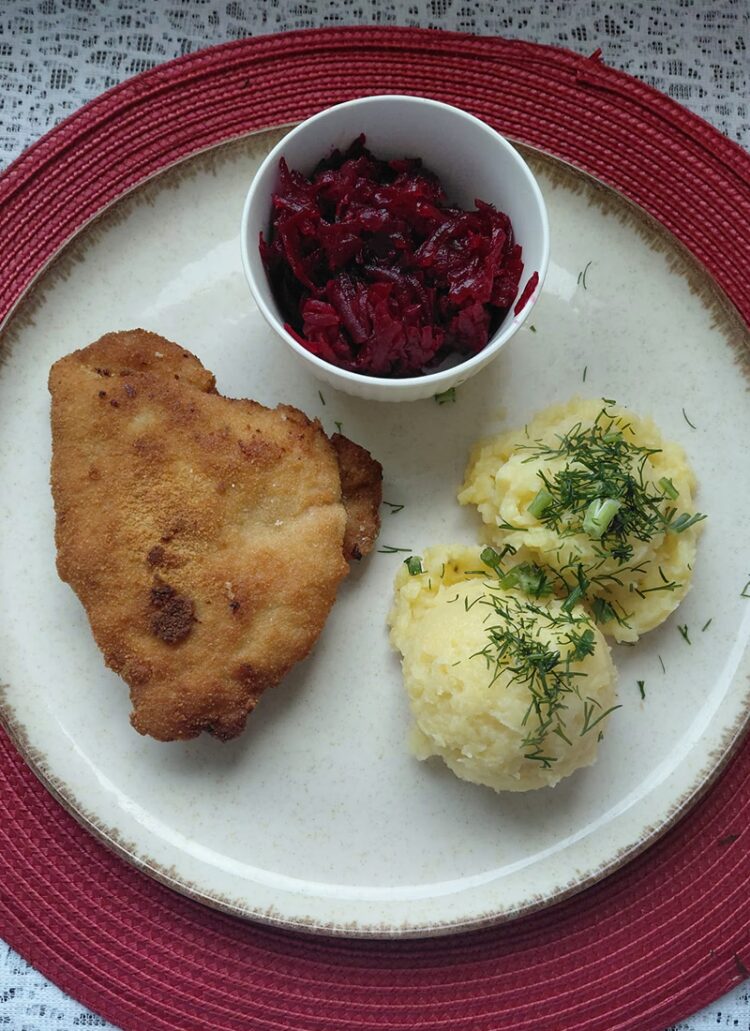 Kotlet szwajcarski z serem i szynką oraz zupa dnia – zestaw dnia