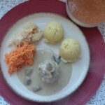 Zestaw dnia: pulpet w sosie pieczarkowym z ziemniakami + zupa dnia Pulpet w sosie pieczarkowym z ziemniakami, surówką i zupą dnia – zestaw dnia