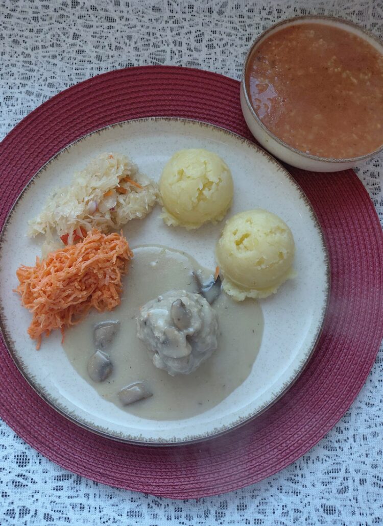 Zestaw dnia: pulpet w sosie pieczarkowym z ziemniakami + zupa dnia Pulpet w sosie pieczarkowym z ziemniakami, surówką i zupą dnia – zestaw dnia