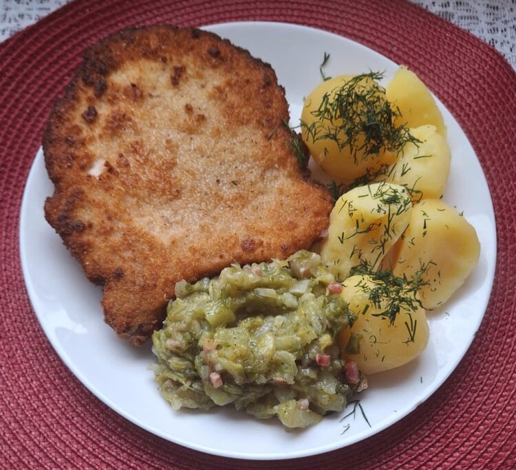 Zestaw dnia: schab z kością z zasmażaną kapustą + zupa dnia Schab z kością z zasmażaną kapustą i zupą dnia – zestaw dnia