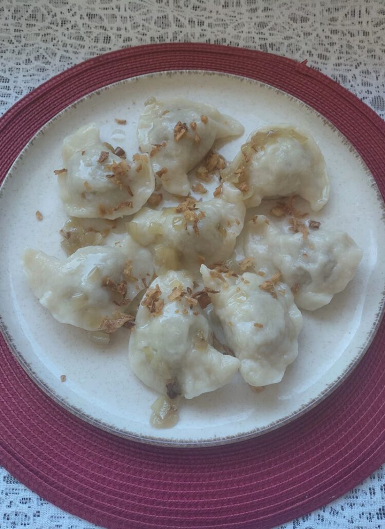 Pierogi z mięsem 8 sztuk z cebulką – danie dnia