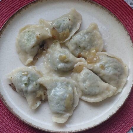 Pierogi ze szpinakiem, serem feta i twarogiem z masłem klarowanym i cebulką – danie dnia