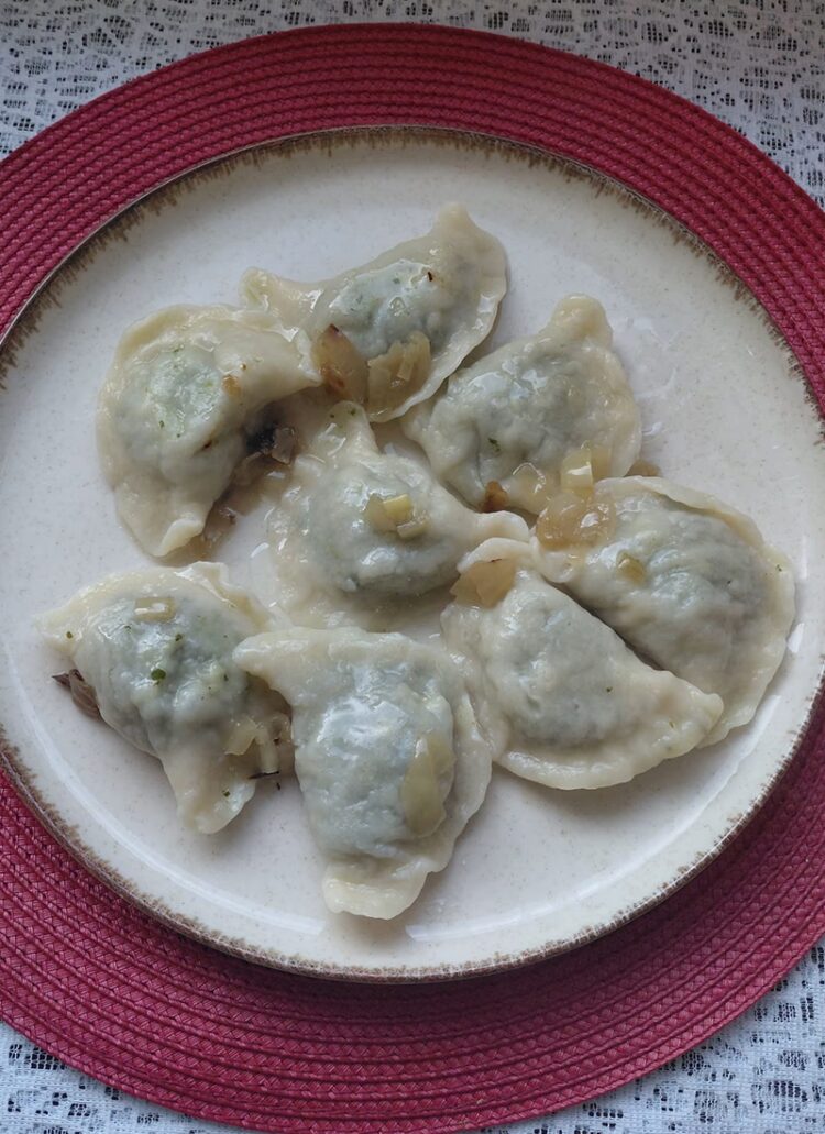 Pierogi ze szpinakiem, serem feta i twarogiem z masłem klarowanym i cebulką – danie dnia