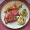 Pierś z kurczaka z serem feta i pomidorami, ziemniakami, surówką i zupą dnia – zestaw dnia