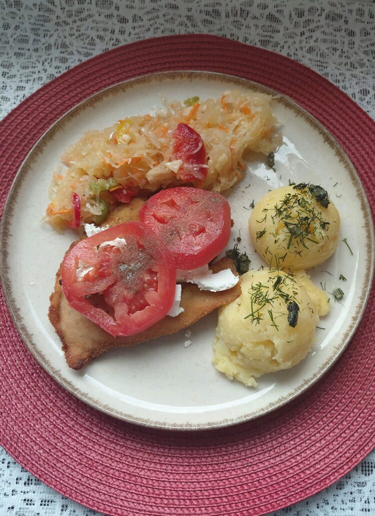 Pierś z kurczaka z serem feta i pomidorami, ziemniakami, surówką i zupą dnia – zestaw dnia