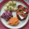 Zestaw dnia: schabowy z fetą i pomidorami + zupa dnia Schabowy z fetą i pomidorami, ziemniakami, surówkami i zupą dnia – zestaw dnia