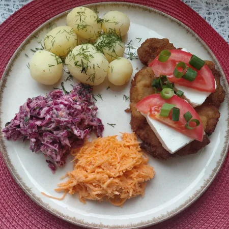 Zestaw dnia: schabowy z fetą i pomidorami + zupa dnia Schabowy z fetą i pomidorami, ziemniakami, surówkami i zupą dnia – zestaw dnia