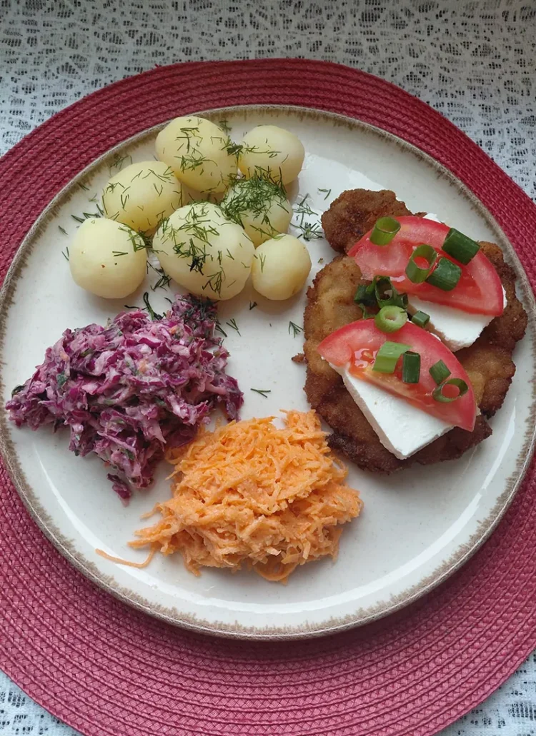 Zestaw dnia: schabowy z fetą i pomidorami + zupa dnia Schabowy z fetą i pomidorami, ziemniakami, surówkami i zupą dnia – zestaw dnia